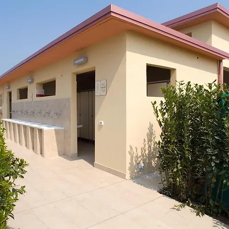 مكان تخييم Butterfly Village بسكييرا ديل غاردا