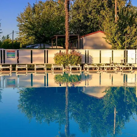 Butterfly Village مكان تخييم بسكييرا ديل غاردا